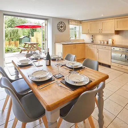 Host & - River View * Masham